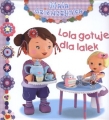 Lola gotuje dla lalek. Mała dziewczynka