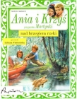 Ania i Krzyś nad brzegiem rzeki. Przyjaciele Martynki