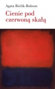 Cienie pod czerwoną skałą