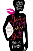 Dziewczyna idzie do baru