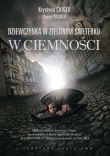 Dziewczynka w zielonym sweterku W ciemności