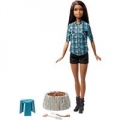 barbie-na-biwaku-plonace-ognisko.jpg